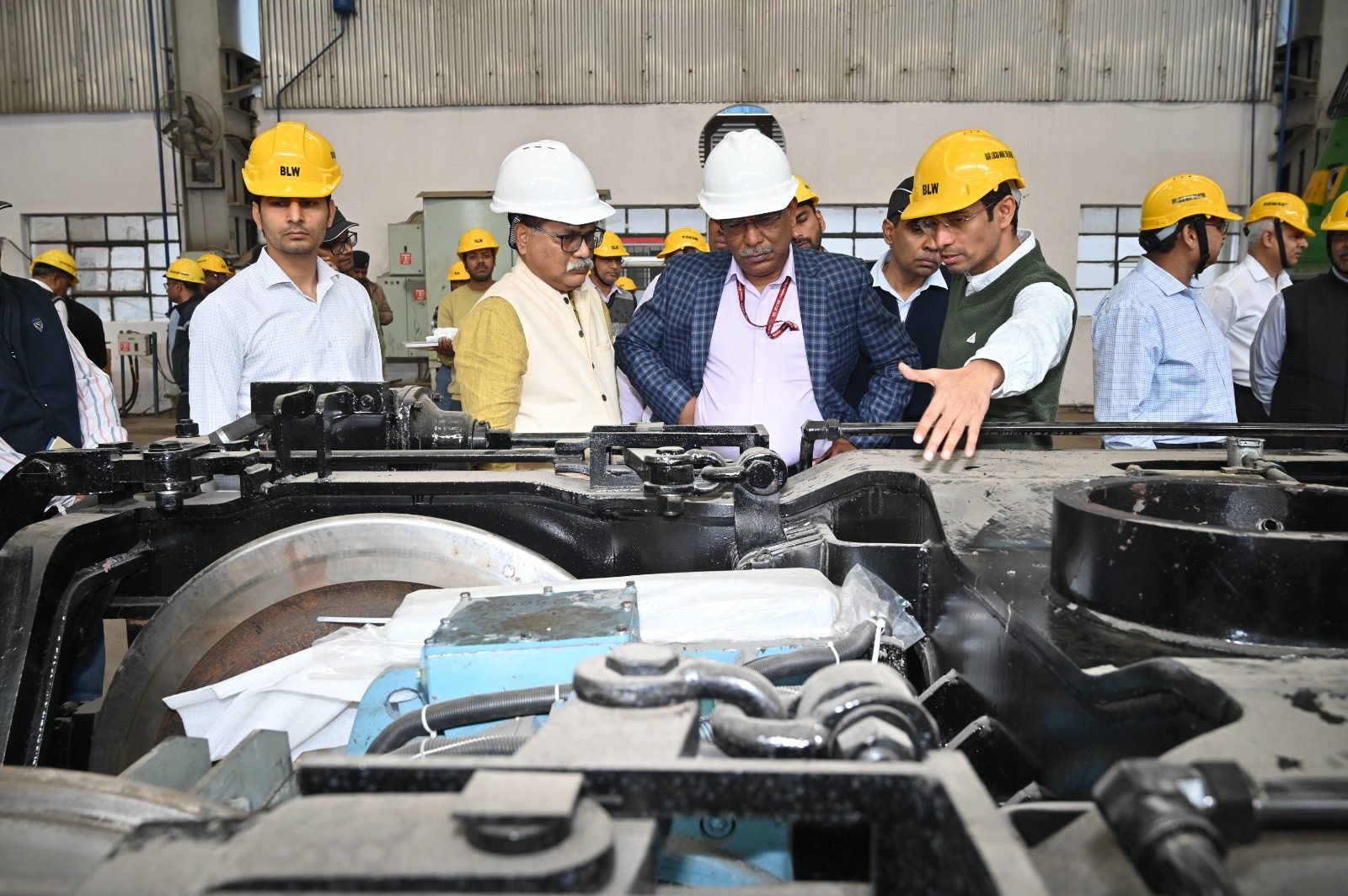 मुख्य रेल संरक्षा आयुक्त जनक कुमार गर्ग ने बनारस रेल इंजन कारखाना (बरेका) का निरीक्षण कर लोको निर्माण प्रक्रिया, गुणवत्ता मानकों और संरक्षा व्यवस्थाओं की समीक्षा की। उन्होंने विभिन्न शॉप का दौरा कर आधुनिक तकनीकों का अवलोकन किया और अधिकारियों को सुरक्षा मानकों को और मजबूत करने के निर्देश दिए। इस दौरे का उद्देश्य रेलवे संरक्षा को और सुदृढ़ बनाना रहा।