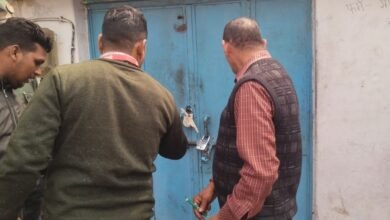 वाराणसी में नगर निगम वाराणसी ने राजस्व वसूली को लेकर कड़ा रुख अपनाया है। गृहकर और जलकर के साथ दुकानों के बकाया किराए की वसूली तेज कर दी गई है। विशेश्वरगंज क्षेत्र में किराया न जमा करने पर पांच दुकानों को सील किया गया। इन दुकानों पर 35 लाख रुपये से अधिक का किराया बकाया है। निगम ने स्पष्ट किया है कि तय समयसीमा में भुगतान न होने पर आवंटन भी निरस्त किया जाएगा।