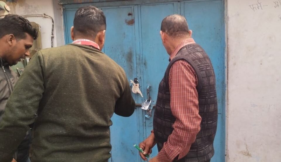 वाराणसी में नगर निगम वाराणसी ने राजस्व वसूली को लेकर कड़ा रुख अपनाया है। गृहकर और जलकर के साथ दुकानों के बकाया किराए की वसूली तेज कर दी गई है। विशेश्वरगंज क्षेत्र में किराया न जमा करने पर पांच दुकानों को सील किया गया। इन दुकानों पर 35 लाख रुपये से अधिक का किराया बकाया है। निगम ने स्पष्ट किया है कि तय समयसीमा में भुगतान न होने पर आवंटन भी निरस्त किया जाएगा।