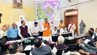 वाराणसी नगर निगम ने होली से पहले सभी खराब स्ट्रीट लाइटों की मरम्मत और 31 मार्च तक 206 कुओं की सफाई पूरी करने का निर्णय लिया है। अब तक 55 कुओं की सफाई हो चुकी है और 151 पर कार्य जारी है। महापौर अशोक कुमार तिवारी ने जल संकट और जलभराव रोकने के लिए नालों की सफाई, अवैध अतिक्रमण हटाने और वाटर कूलरों की मरम्मत के निर्देश दिए। बैठक में टैक्स विस्तार, स्वच्छता सुधार और विकास परियोजनाओं को भी मंजूरी दी गई।