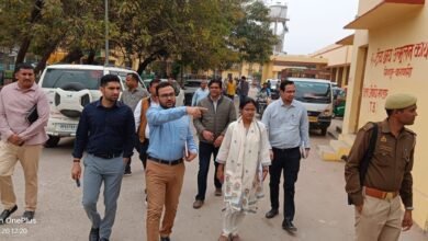 वाराणसी के शिवपुर प्राथमिक स्वास्थ्य केंद्र में बन रही मेट्रोपॉलिटन सर्विलांस यूनिट का नगर आयुक्त हिमांशु नागपाल ने निरीक्षण किया। उन्होंने निर्माण कार्य की धीमी गति पर नाराजगी जताते हुए तेजी लाने के निर्देश दिए। साथ ही परिसर स्थित पार्क के सौंदर्यीकरण, हरियाली, बैठने की व्यवस्था और बेहतर लाइटिंग सुनिश्चित कर मरीजों और परिजनों को सुविधाजनक वातावरण देने पर जोर दिया।