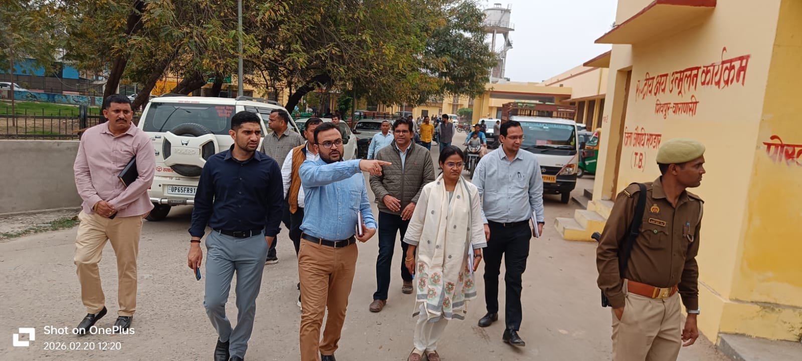 वाराणसी के शिवपुर प्राथमिक स्वास्थ्य केंद्र में बन रही मेट्रोपॉलिटन सर्विलांस यूनिट का नगर आयुक्त हिमांशु नागपाल ने निरीक्षण किया। उन्होंने निर्माण कार्य की धीमी गति पर नाराजगी जताते हुए तेजी लाने के निर्देश दिए। साथ ही परिसर स्थित पार्क के सौंदर्यीकरण, हरियाली, बैठने की व्यवस्था और बेहतर लाइटिंग सुनिश्चित कर मरीजों और परिजनों को सुविधाजनक वातावरण देने पर जोर दिया।