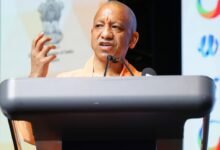 मुख्यमंत्री योगी आदित्यनाथ के सिंगापुर दौरे में उत्तर प्रदेश को लगभग ₹1 लाख करोड़ के निवेश प्रस्ताव मिले हैं, जिनमें ₹60 हजार करोड़ के एमओयू साइन हो चुके हैं। निवेश आईटी, लॉजिस्टिक्स, डेटा सेंटर, सेमीकंडक्टर, स्किलिंग और एविएशन सेक्टर में होगा। जेवर एयरपोर्ट को एमआरओ और कार्गो हब के रूप में विकसित करने की तैयारी है। यह निवेश यूपी को 2029-30 तक 1 ट्रिलियन डॉलर इकॉनमी बनाने के लक्ष्य की दिशा में महत्वपूर्ण साबित होगा और रोजगार के नए अवसर सृजित करेगा।