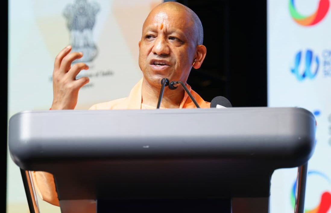 मुख्यमंत्री योगी आदित्यनाथ के सिंगापुर दौरे में उत्तर प्रदेश को लगभग ₹1 लाख करोड़ के निवेश प्रस्ताव मिले हैं, जिनमें ₹60 हजार करोड़ के एमओयू साइन हो चुके हैं। निवेश आईटी, लॉजिस्टिक्स, डेटा सेंटर, सेमीकंडक्टर, स्किलिंग और एविएशन सेक्टर में होगा। जेवर एयरपोर्ट को एमआरओ और कार्गो हब के रूप में विकसित करने की तैयारी है। यह निवेश यूपी को 2029-30 तक 1 ट्रिलियन डॉलर इकॉनमी बनाने के लक्ष्य की दिशा में महत्वपूर्ण साबित होगा और रोजगार के नए अवसर सृजित करेगा।