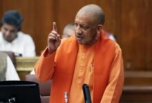 मुख्यमंत्री योगी आदित्यनाथ ने विधान परिषद में कांग्रेस और समाजवादी पार्टी पर तीखा हमला बोलते हुए विपक्ष को जिम्मेदार भूमिका निभाने की नसीहत दी। उन्होंने कहा कि यूपी रामराज्य की आधारभूमि के रूप में नई पहचान बना रहा है और सरकार का लक्ष्य 2029-30 तक प्रदेश को वन ट्रिलियन डॉलर इकॉनमी बनाना है। मुख्यमंत्री ने शिक्षा, सुरक्षा, निवेश और विकास के क्षेत्र में सरकार की उपलब्धियां गिनाईं और संवैधानिक संस्थाओं के सम्मान पर जोर दिया।