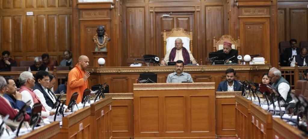 मुख्यमंत्री योगी आदित्यनाथ ने विधान परिषद में कहा कि उत्तर प्रदेश एआई, सेमीकंडक्टर, डाटा साइंस और इलेक्ट्रिक व्हीकल जैसे इमर्जिंग सेक्टर में तेजी से अग्रणी बन रहा है। प्रदेश की EV बिक्री में 19 प्रतिशत भागीदारी है और बेरोजगारी दर घटकर 2.24 प्रतिशत रह गई है। सरकार ने स्टेट डाटा अथॉरिटी, डाटा सेंटर क्लस्टर, स्टार्टअप और युवा उद्यमी योजनाओं के माध्यम से तकनीकी विकास और रोजगार सृजन को बढ़ावा दिया है।