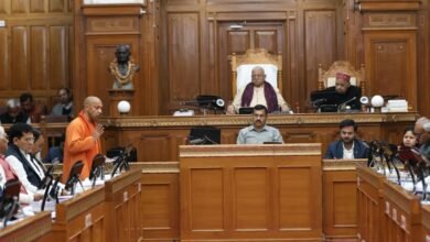 मुख्यमंत्री योगी आदित्यनाथ ने विधान परिषद में कहा कि उत्तर प्रदेश एआई, सेमीकंडक्टर, डाटा साइंस और इलेक्ट्रिक व्हीकल जैसे इमर्जिंग सेक्टर में तेजी से अग्रणी बन रहा है। प्रदेश की EV बिक्री में 19 प्रतिशत भागीदारी है और बेरोजगारी दर घटकर 2.24 प्रतिशत रह गई है। सरकार ने स्टेट डाटा अथॉरिटी, डाटा सेंटर क्लस्टर, स्टार्टअप और युवा उद्यमी योजनाओं के माध्यम से तकनीकी विकास और रोजगार सृजन को बढ़ावा दिया है।