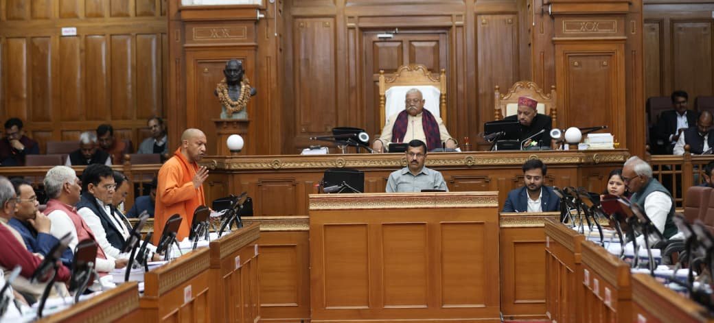 मुख्यमंत्री योगी आदित्यनाथ ने विधान परिषद में कहा कि उत्तर प्रदेश एआई, सेमीकंडक्टर, डाटा साइंस और इलेक्ट्रिक व्हीकल जैसे इमर्जिंग सेक्टर में तेजी से अग्रणी बन रहा है। प्रदेश की EV बिक्री में 19 प्रतिशत भागीदारी है और बेरोजगारी दर घटकर 2.24 प्रतिशत रह गई है। सरकार ने स्टेट डाटा अथॉरिटी, डाटा सेंटर क्लस्टर, स्टार्टअप और युवा उद्यमी योजनाओं के माध्यम से तकनीकी विकास और रोजगार सृजन को बढ़ावा दिया है।