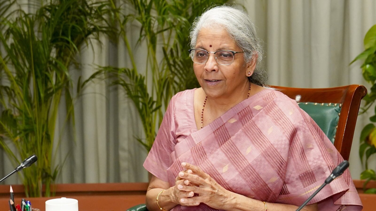 केंद्रीय वित्त मंत्री निर्मला सीतारमण ने कहा कि सोने की कीमतों में मौजूदा तेजी का मुख्य कारण वैश्विक केंद्रीय बैंकों द्वारा सोना-चांदी की बढ़ती खरीद है। उन्होंने स्पष्ट किया कि भारत में घरेलू मांग सामान्य है और चिंता की स्थिति नहीं है, जबकि आरबीआई बाजार पर लगातार नजर रखे हुए है। भारत की कीमती धातुओं के लिए आयात पर निर्भरता अधिक है। ताजा आंकड़ों के अनुसार सोने के आयात में मामूली वृद्धि हुई, जबकि चांदी के आयात में उल्लेखनीय उछाल दर्ज किया गया।