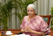 केंद्रीय वित्त मंत्री निर्मला सीतारमण ने कहा कि सोने की कीमतों में मौजूदा तेजी का मुख्य कारण वैश्विक केंद्रीय बैंकों द्वारा सोना-चांदी की बढ़ती खरीद है। उन्होंने स्पष्ट किया कि भारत में घरेलू मांग सामान्य है और चिंता की स्थिति नहीं है, जबकि आरबीआई बाजार पर लगातार नजर रखे हुए है। भारत की कीमती धातुओं के लिए आयात पर निर्भरता अधिक है। ताजा आंकड़ों के अनुसार सोने के आयात में मामूली वृद्धि हुई, जबकि चांदी के आयात में उल्लेखनीय उछाल दर्ज किया गया।