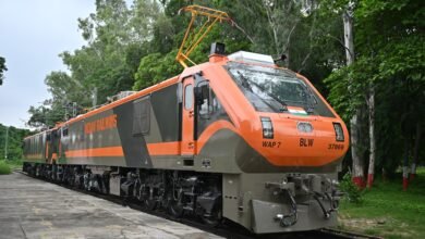 वाराणसी स्थित बरेका ने वित्तीय वर्ष 2025-26 में 572 रेल इंजनों का निर्माण कर नया रिकॉर्ड बनाया। महाप्रबंधक आशुतोष पंत के नेतृत्व में उत्पादन में 20% वृद्धि दर्ज हुई। आधुनिक तकनीक, निर्यात और ऊर्जा संरक्षण के क्षेत्र में भी उल्लेखनीय उपलब्धियां हासिल हुईं, जिससे भारतीय रेल की आत्मनिर्भरता को मजबूती मिली और बरेका की वैश्विक पहचान सुदृढ़ हुई।