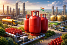 वैश्विक आपूर्ति श्रृंखला में बाधा और पश्चिम एशिया में जारी संघर्ष को देखते हुए केंद्र सरकार ने प्राकृतिक गैस की आपूर्ति पर आवश्यक वस्तु अधिनियम लागू कर दिया है। नए आदेश के तहत घरेलू पीएनजी, सीएनजी और एलपीजी उत्पादन को सर्वोच्च प्राथमिकता दी गई है, जबकि उर्वरक, उद्योग और अन्य क्षेत्रों की गैस आपूर्ति सीमित कर दी जाएगी। सरकार ने तेल शोधन कंपनियों को एलपीजी का घरेलू उत्पादन बढ़ाने का निर्देश दिया है ताकि आम उपभोक्ताओं को रसोई गैस की कमी का सामना न करना पड़े।