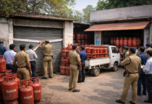 गोरखपुर में घरेलू गैस सिलेंडरों की कालाबाजारी और वितरण में अनियमितता की शिकायतों पर प्रशासन ने बड़ी कार्रवाई की है। कैम्पियरगंज तहसील के पीपीगंज स्थित आशीष इंडेन गैस सर्विस के गोदाम को जांच में अभिलेख न प्रस्तुत करने और गड़बड़ी मिलने पर सीज कर दिया गया। वहीं नौसड़ स्थित कन्हैया इंडेन गैस सर्विस के वाहन से 31 सिलेंडर पकड़े जाने के बाद एजेंसी पर भी एफआईआर की कार्रवाई शुरू हुई है। दोनों मामलों में आवश्यक वस्तु अधिनियम 1955 की धारा 3/7 के तहत कार्रवाई की जा रही है।