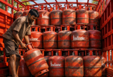 पश्चिम एशिया में संकट के बीच सरकार ने पेट्रोल, डीजल और घरेलू एलपीजी गैस की उपलब्धता को लेकर लोगों से घबराने की जरूरत नहीं बताई है। पेट्रोलियम मंत्रालय के अनुसार घरेलू गैस उत्पादन बढ़ाकर 25 प्रतिशत किया गया है और बुकिंग के ढाई दिन के भीतर सिलेंडर उपलब्ध कराया जाएगा। वहीं उत्तर प्रदेश सरकार ने भी स्पष्ट किया है कि राज्य में पेट्रोल-डीजल और गैस सिलेंडर का पर्याप्त स्टॉक मौजूद है। मुख्यमंत्री योगी आदित्यनाथ ने जमाखोरी, कालाबाजारी और अफवाह फैलाने वालों पर सख्त कार्रवाई के निर्देश दिए हैं।