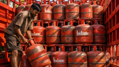 पश्चिम एशिया में संकट के बीच सरकार ने पेट्रोल, डीजल और घरेलू एलपीजी गैस की उपलब्धता को लेकर लोगों से घबराने की जरूरत नहीं बताई है। पेट्रोलियम मंत्रालय के अनुसार घरेलू गैस उत्पादन बढ़ाकर 25 प्रतिशत किया गया है और बुकिंग के ढाई दिन के भीतर सिलेंडर उपलब्ध कराया जाएगा। वहीं उत्तर प्रदेश सरकार ने भी स्पष्ट किया है कि राज्य में पेट्रोल-डीजल और गैस सिलेंडर का पर्याप्त स्टॉक मौजूद है। मुख्यमंत्री योगी आदित्यनाथ ने जमाखोरी, कालाबाजारी और अफवाह फैलाने वालों पर सख्त कार्रवाई के निर्देश दिए हैं।