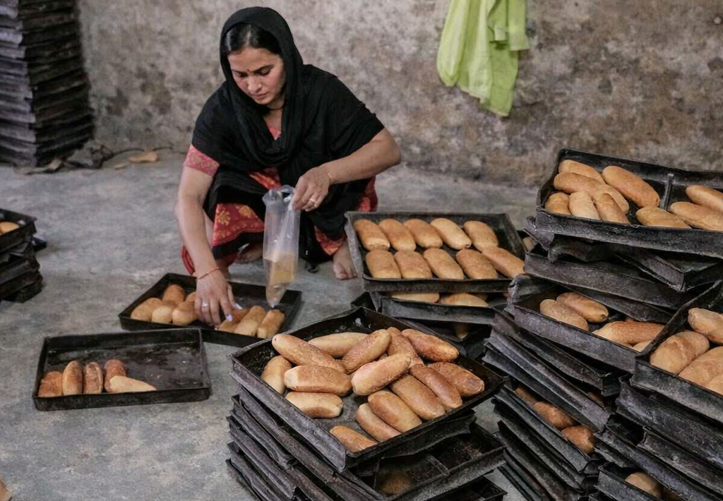 बरेली की नसरीन बी ने स्वयं सहायता समूह से जुड़कर बेकरी व्यवसाय शुरू किया और आज 10 महिलाओं को रोजगार दे रही हैं। NRLM योजना के तहत मिली आर्थिक सहायता से उनका कारोबार बढ़ा और मासिक आय 1 लाख रुपये तक पहुंच गई। यह कहानी ग्रामीण महिलाओं के सशक्तिकरण और आत्मनिर्भरता की प्रेरक मिसाल है।