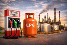 नई दिल्ली में पेट्रोलियम एवं प्राकृतिक गैस मंत्रालय ने देश में पेट्रोल, डीजल और एलपीजी की कमी की खबरों को सिरे से खारिज किया है। मंत्रालय के अनुसार भारत में ईंधन की आपूर्ति पूरी तरह सामान्य और नियंत्रण में है तथा अगले 60 दिनों के लिए पर्याप्त भंडार उपलब्ध है। सोशल मीडिया पर फैल रही अफवाहों को भ्रामक बताते हुए नागरिकों से घबराहट में खरीदारी न करने की अपील की गई है। देश में रोजाना लाखों सिलेंडरों की आपूर्ति सुचारू रूप से जारी है।