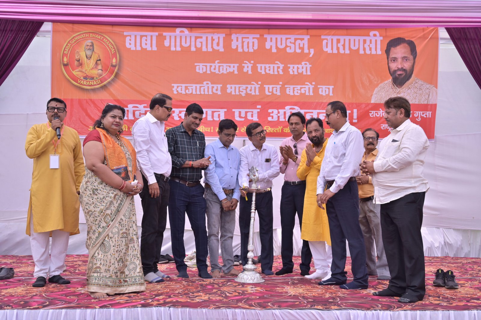 वाराणसी में आयोजित मध्यदेशीय वैश्य वैवाहिक परिचय सम्मेलन में सैकड़ों परिवार शामिल हुए। मंच से युवक-युवतियों का परिचय कराया गया और “शहनाई” पत्रिका का लोकार्पण हुआ। राष्ट्रीय संरक्षक राजेन्द्र प्रसाद गुप्ता ने सादगीपूर्ण विवाह और सामाजिक एकता पर बल देते हुए आधुनिक दिखावे से बचने की अपील की।