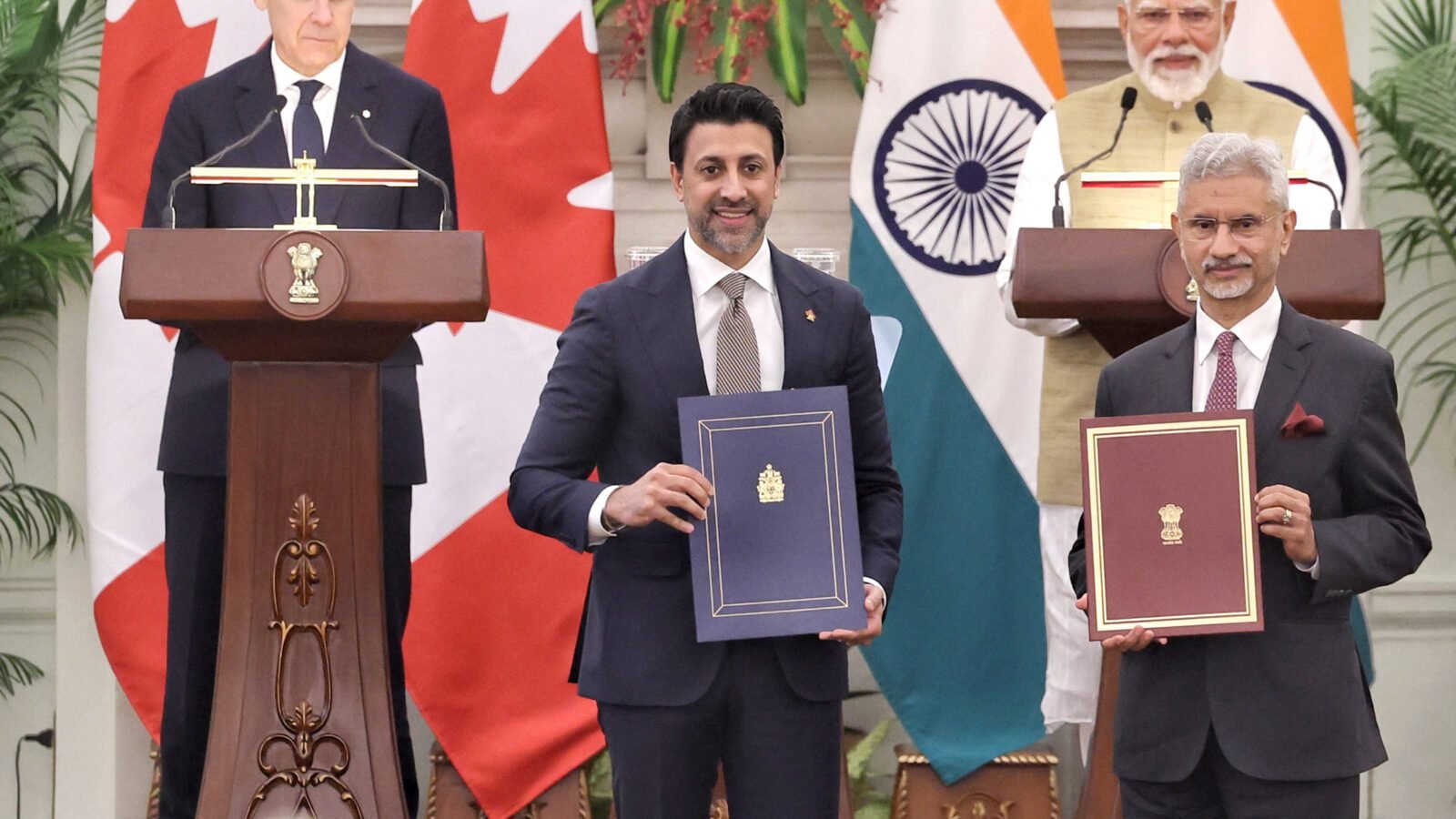नई दिल्ली में प्रधानमंत्री नरेन्द्र मोदी और कनाडा के प्रधानमंत्री मार्क कार्नी के बीच हुई द्विपक्षीय वार्ता में दोनों देशों ने रक्षा, ऊर्जा, यूरेनियम आपूर्ति और महत्वपूर्ण खनिजों सहित कई अहम समझौते किए। 2030 तक व्यापार 50 अरब डॉलर पहुंचाने और 2026 तक व्यापक आर्थिक साझेदारी समझौता अंतिम रूप देने का लक्ष्य तय हुआ। आतंकवाद-रोधी सहयोग, साइबर सुरक्षा, स्वच्छ ऊर्जा, शिक्षा और हिंद-प्रशांत समन्वय को भी मजबूत करने पर सहमति बनी।