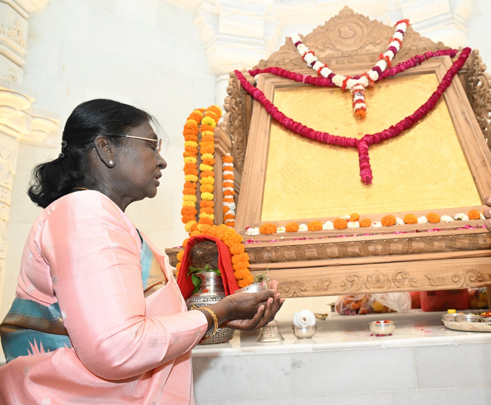 चैत्र नवरात्रि के प्रथम दिन राष्ट्रपति द्रौपदी मुर्मु ने अयोध्या स्थित श्रीराम जन्मभूमि मंदिर में वैदिक मंत्रोच्चार के बीच श्रीराम यंत्र की प्रतिष्ठापना की। उन्होंने रामलला के दर्शन कर आरती उतारी। राज्यपाल आनंदी बेन पटेल और मुख्यमंत्री योगी आदित्यनाथ भी मौजूद रहे। एयरपोर्ट से मंदिर तक सांस्कृतिक प्रस्तुतियों और पुष्प वर्षा से भव्य स्वागत हुआ। रामनगरी में धार्मिक आस्था, परंपरा और उत्सव का अद्भुत संगम देखने को मिला।