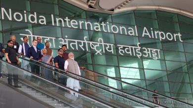 जेवर इंटरनेशनल एयरपोर्ट के शुरू होने से पूर्वांचल के वाराणसी सहित कई जिलों को बेहतर कनेक्टिविटी मिलेगी। इससे धार्मिक पर्यटन, व्यापार और रोजगार को गति मिलेगी। किसानों, बुनकरों और उद्योगों को वैश्विक बाजार तक सीधी पहुंच मिलेगी, वहीं यात्रियों के लिए समय की बचत के साथ नए यात्रा विकल्प भी उपलब्ध होंगे।