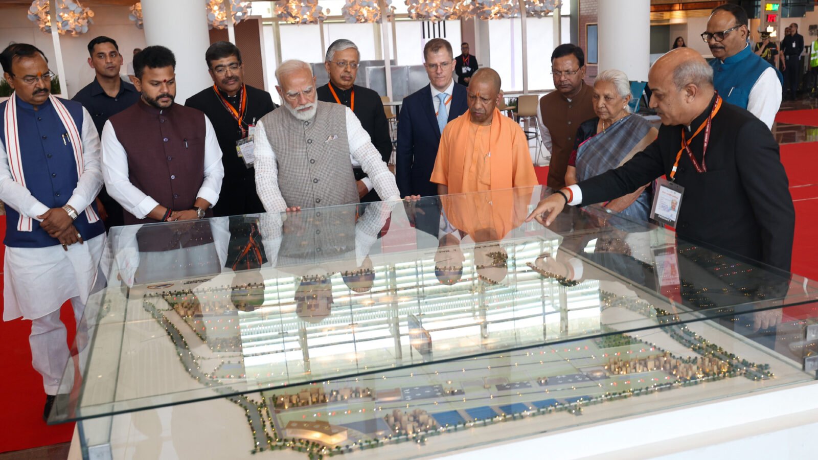 प्रधानमंत्री नरेंद्र मोदी ने उत्तर प्रदेश के जेवर स्थित नोएडा अंतरराष्ट्रीय विमान पत्तन का उद्घाटन कर ‘विकसित उत्तर प्रदेश, विकसित भारत’ अभियान को नई दिशा दी। इस परियोजना से पश्चिमी यूपी के कई जिलों को वैश्विक संपर्क मिलेगा और किसानों, उद्योगों व युवाओं के लिए रोजगार के नए अवसर पैदा होंगे। पीएम ने इसे क्षेत्रीय विकास का इंजन बताते हुए कहा कि आधुनिक कनेक्टिविटी से कृषि, व्यापार और निवेश को बढ़ावा मिलेगा, जिससे उत्तर प्रदेश तेजी से आर्थिक प्रगति की ओर अग्रसर होगा।