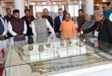 प्रधानमंत्री नरेंद्र मोदी ने उत्तर प्रदेश के जेवर स्थित नोएडा अंतरराष्ट्रीय विमान पत्तन का उद्घाटन कर ‘विकसित उत्तर प्रदेश, विकसित भारत’ अभियान को नई दिशा दी। इस परियोजना से पश्चिमी यूपी के कई जिलों को वैश्विक संपर्क मिलेगा और किसानों, उद्योगों व युवाओं के लिए रोजगार के नए अवसर पैदा होंगे। पीएम ने इसे क्षेत्रीय विकास का इंजन बताते हुए कहा कि आधुनिक कनेक्टिविटी से कृषि, व्यापार और निवेश को बढ़ावा मिलेगा, जिससे उत्तर प्रदेश तेजी से आर्थिक प्रगति की ओर अग्रसर होगा।