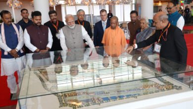 प्रधानमंत्री नरेंद्र मोदी ने उत्तर प्रदेश के जेवर स्थित नोएडा अंतरराष्ट्रीय विमान पत्तन का उद्घाटन कर ‘विकसित उत्तर प्रदेश, विकसित भारत’ अभियान को नई दिशा दी। इस परियोजना से पश्चिमी यूपी के कई जिलों को वैश्विक संपर्क मिलेगा और किसानों, उद्योगों व युवाओं के लिए रोजगार के नए अवसर पैदा होंगे। पीएम ने इसे क्षेत्रीय विकास का इंजन बताते हुए कहा कि आधुनिक कनेक्टिविटी से कृषि, व्यापार और निवेश को बढ़ावा मिलेगा, जिससे उत्तर प्रदेश तेजी से आर्थिक प्रगति की ओर अग्रसर होगा।