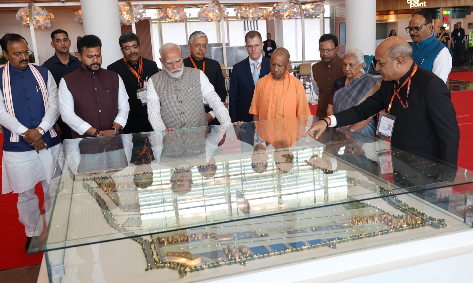 प्रधानमंत्री नरेंद्र मोदी ने उत्तर प्रदेश के जेवर स्थित नोएडा अंतरराष्ट्रीय विमान पत्तन का उद्घाटन कर ‘विकसित उत्तर प्रदेश, विकसित भारत’ अभियान को नई दिशा दी। इस परियोजना से पश्चिमी यूपी के कई जिलों को वैश्विक संपर्क मिलेगा और किसानों, उद्योगों व युवाओं के लिए रोजगार के नए अवसर पैदा होंगे। पीएम ने इसे क्षेत्रीय विकास का इंजन बताते हुए कहा कि आधुनिक कनेक्टिविटी से कृषि, व्यापार और निवेश को बढ़ावा मिलेगा, जिससे उत्तर प्रदेश तेजी से आर्थिक प्रगति की ओर अग्रसर होगा।