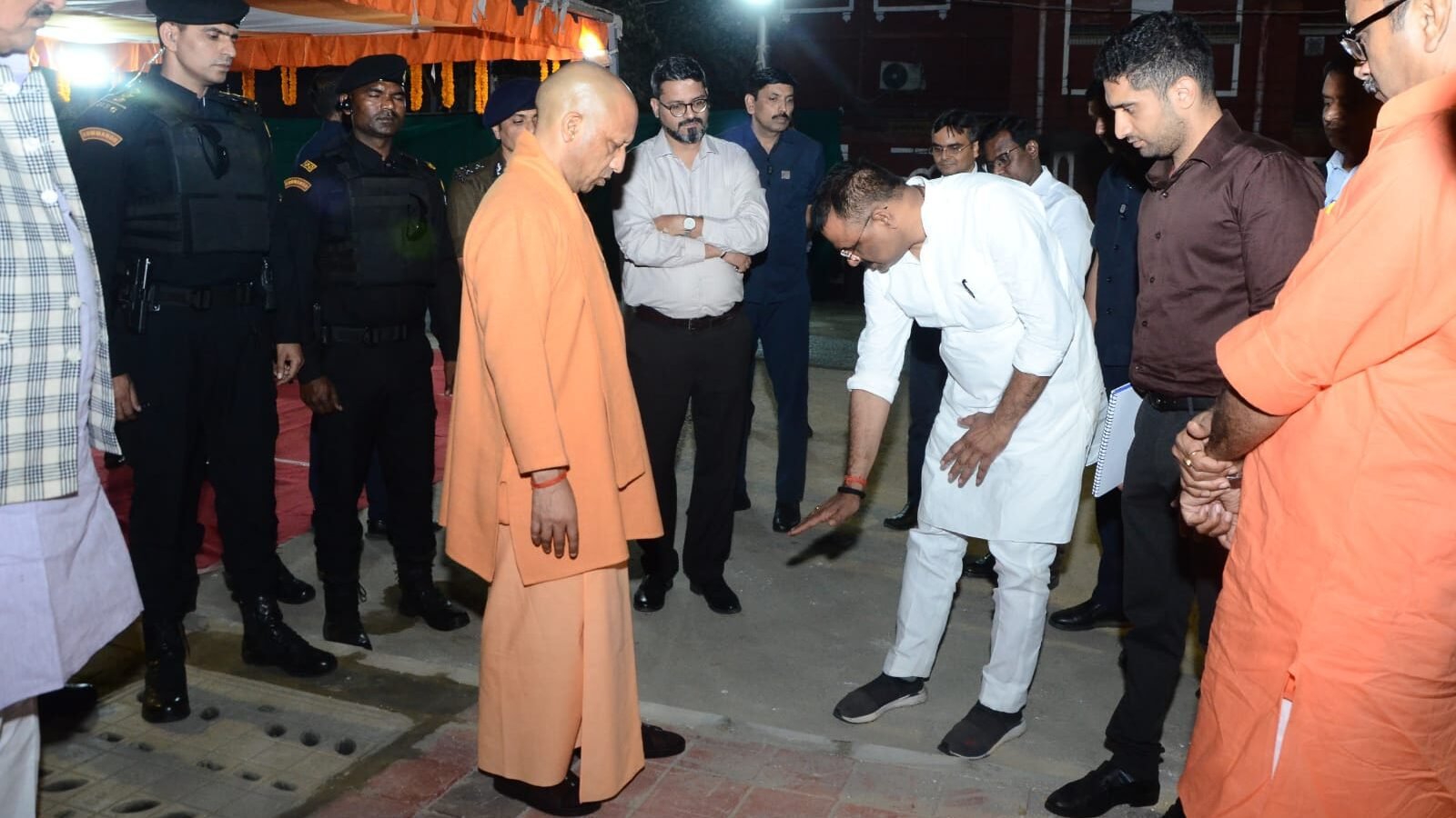 वाराणसी के सिगरा स्थित फल मंडी रोड का मुख्यमंत्री योगी आदित्यनाथ ने औचक निरीक्षण किया। सीएम ग्रिड्स योजना के अंतर्गत चल रहे सड़क सुदृढ़ीकरण, ड्रेनेज, फुटपाथ और स्ट्रीट लाइट कार्यों की समीक्षा करते हुए उन्होंने गुणवत्ता और समयबद्ध पूर्णता के निर्देश दिए। अधिकारियों को स्थानीय नागरिकों व व्यापारियों को न्यूनतम असुविधा सुनिश्चित करने को कहा।