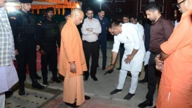 वाराणसी के सिगरा स्थित फल मंडी रोड का मुख्यमंत्री योगी आदित्यनाथ ने औचक निरीक्षण किया। सीएम ग्रिड्स योजना के अंतर्गत चल रहे सड़क सुदृढ़ीकरण, ड्रेनेज, फुटपाथ और स्ट्रीट लाइट कार्यों की समीक्षा करते हुए उन्होंने गुणवत्ता और समयबद्ध पूर्णता के निर्देश दिए। अधिकारियों को स्थानीय नागरिकों व व्यापारियों को न्यूनतम असुविधा सुनिश्चित करने को कहा।