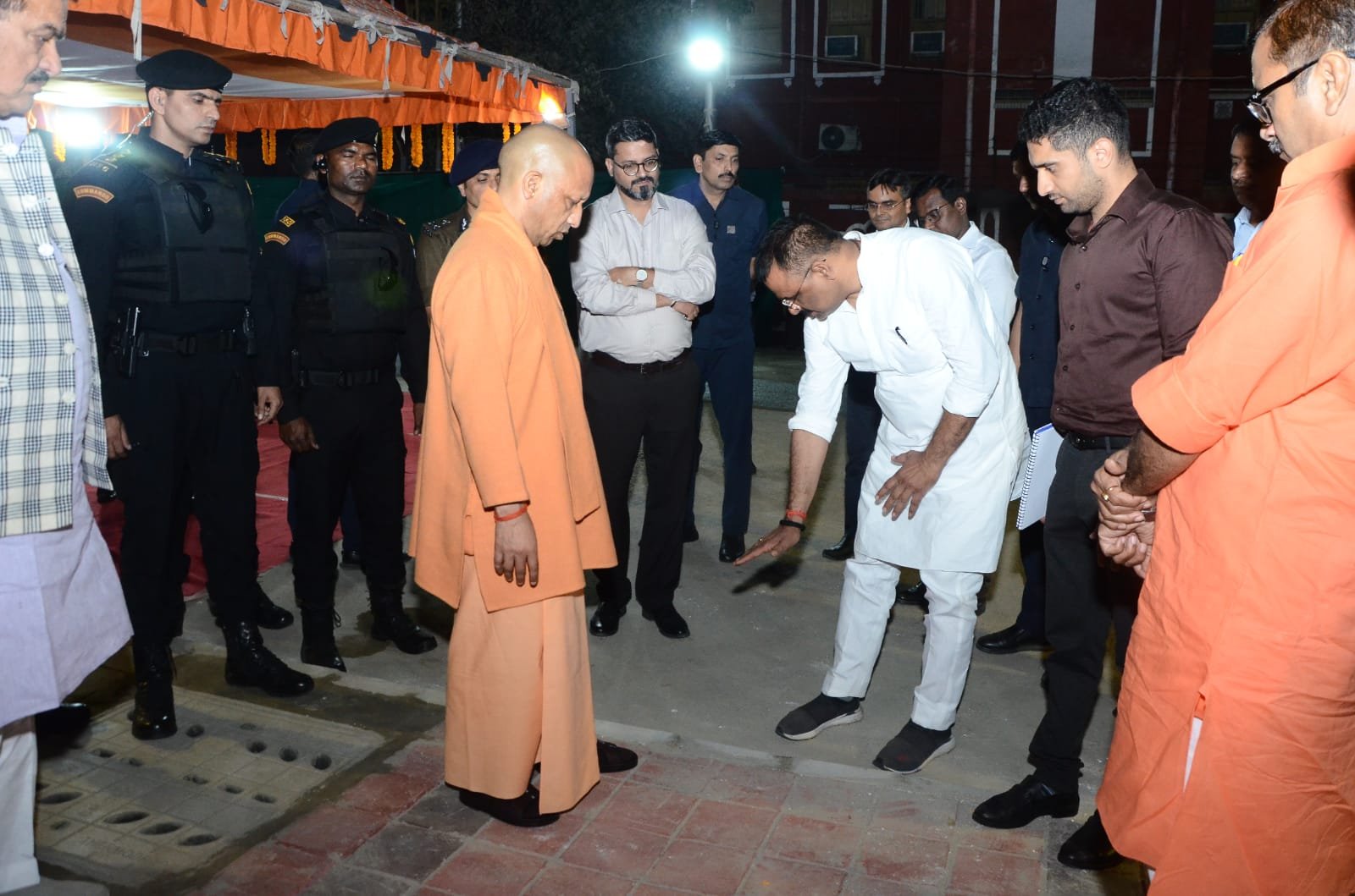 वाराणसी के सिगरा स्थित फल मंडी रोड का मुख्यमंत्री योगी आदित्यनाथ ने औचक निरीक्षण किया। सीएम ग्रिड्स योजना के अंतर्गत चल रहे सड़क सुदृढ़ीकरण, ड्रेनेज, फुटपाथ और स्ट्रीट लाइट कार्यों की समीक्षा करते हुए उन्होंने गुणवत्ता और समयबद्ध पूर्णता के निर्देश दिए। अधिकारियों को स्थानीय नागरिकों व व्यापारियों को न्यूनतम असुविधा सुनिश्चित करने को कहा।