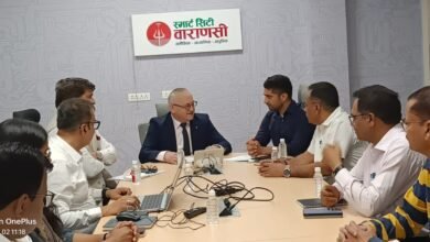 रोमानिया के मिलिशौती सिटी के मेयर Vasile Carare ने वाराणसी के “काशी इंटीग्रेटेड कमांड एंड कंट्रोल सेंटर” का भ्रमण किया। नगर आयुक्त हिमांशु नागपाल ने स्मार्ट सिटी परियोजनाओं, सिटी सर्विलांस और ट्रैफिक प्रबंधन प्रणाली की जानकारी दी। दौरे के दौरान शहरी विकास और प्रशासनिक सहयोग पर विस्तृत चर्चा हुई।