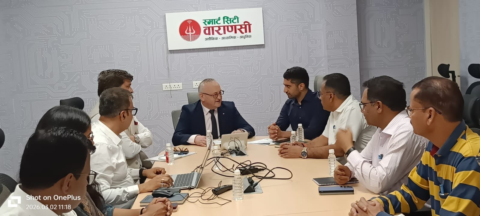 रोमानिया के मिलिशौती सिटी के मेयर Vasile Carare ने वाराणसी के “काशी इंटीग्रेटेड कमांड एंड कंट्रोल सेंटर” का भ्रमण किया। नगर आयुक्त हिमांशु नागपाल ने स्मार्ट सिटी परियोजनाओं, सिटी सर्विलांस और ट्रैफिक प्रबंधन प्रणाली की जानकारी दी। दौरे के दौरान शहरी विकास और प्रशासनिक सहयोग पर विस्तृत चर्चा हुई।