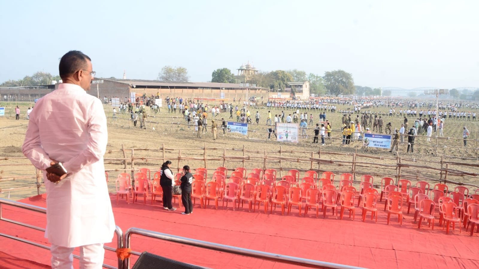 वाराणसी के डोमरी क्षेत्र में विकसित मियावाकी वन को लेकर फैलाई जा रही भ्रामक खबरों पर नगर निगम सख्त है। जनसंपर्क अधिकारी संदीप श्रीवास्तव ने स्पष्ट किया कि वन को नुकसान पहुंचाने या झूठी सूचना फैलाने वालों पर एफआईआर दर्ज की जाएगी। प्रशासन ने इसे शहर का ‘ऑक्सीजन क्लब’ बताते हुए जनता से सहयोग की अपील की है।