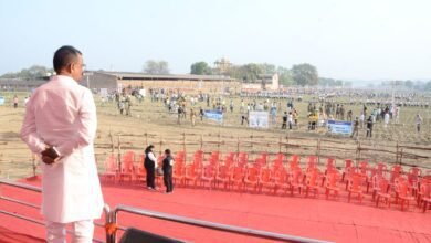 वाराणसी के डोमरी क्षेत्र में विकसित मियावाकी वन को लेकर फैलाई जा रही भ्रामक खबरों पर नगर निगम सख्त है। जनसंपर्क अधिकारी संदीप श्रीवास्तव ने स्पष्ट किया कि वन को नुकसान पहुंचाने या झूठी सूचना फैलाने वालों पर एफआईआर दर्ज की जाएगी। प्रशासन ने इसे शहर का ‘ऑक्सीजन क्लब’ बताते हुए जनता से सहयोग की अपील की है।