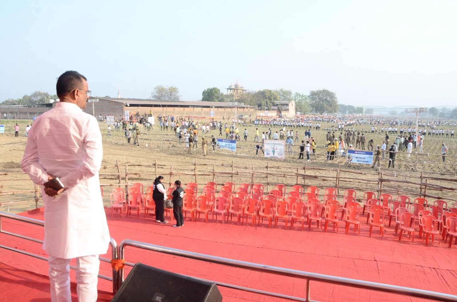 वाराणसी के डोमरी क्षेत्र में विकसित मियावाकी वन को लेकर फैलाई जा रही भ्रामक खबरों पर नगर निगम सख्त है। जनसंपर्क अधिकारी संदीप श्रीवास्तव ने स्पष्ट किया कि वन को नुकसान पहुंचाने या झूठी सूचना फैलाने वालों पर एफआईआर दर्ज की जाएगी। प्रशासन ने इसे शहर का ‘ऑक्सीजन क्लब’ बताते हुए जनता से सहयोग की अपील की है।