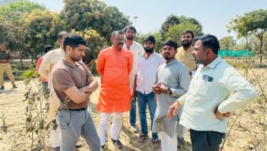 वाराणसी के डोमरी क्षेत्र में मियावाकी तकनीक से विकसित किए जा रहे ‘ऑक्सीजन क्लब’ वन को लेकर फैलाई गई भ्रामक सूचनाओं पर नगर निगम ने कड़ा रुख अपनाया है। गलत वीडियो वायरल करने वालों के खिलाफ पुलिस में तहरीर दी गई है। महापौर और नगर आयुक्त ने स्थल निरीक्षण कर पौधों को सुरक्षित बताया। वन क्षेत्र की सुरक्षा के लिए 25 सीसीटीवी कैमरे, 20 हाईमास्ट लाइट और 10 सुरक्षा गार्ड तैनात करने के निर्देश दिए गए हैं।