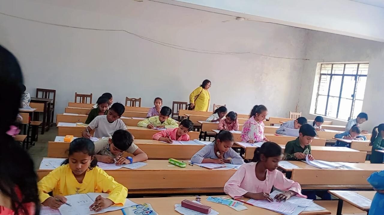 श्रमिक परिवारों के बच्चों को गुणवत्तापूर्ण शिक्षा उपलब्ध कराने के उद्देश्य से अटल आवासीय विद्यालय योजना के तहत कक्षा 6 और 9 की प्रवेश परीक्षा पहली बार पूरे उत्तर प्रदेश में एक ही दिन आयोजित की गई। 89 परीक्षा केंद्रों पर हुई इस परीक्षा में 21 हजार से अधिक विद्यार्थियों ने भाग लिया। परीक्षा पारदर्शिता, सुरक्षा और एक समान प्रश्नपत्र व्यवस्था के साथ सफलतापूर्वक सम्पन्न हुई।