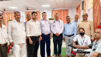 वाराणसी स्थित बनारस रेल इंजन कारखाना (बरेका) में वरिष्ठ नागरिकों के लिए विशेष स्वास्थ्य परीक्षण शिविर आयोजित किया गया, जिसमें वजन, बीएमआई, रक्तचाप, रक्त शर्करा और बीएमडी जांच की गई। प्रमुख मुख्य चिकित्सा अधिकारी डॉ. देवेश कुमार के नेतृत्व में वरिष्ठ नागरिकों को स्वास्थ्य संबंधी महत्वपूर्ण सलाह दी गई। वहीं 55वें राष्ट्रीय संरक्षा सप्ताह के अंतर्गत संरक्षा संगोष्ठी और जागरूकता कार्यक्रम भी आयोजित हुआ, जिसमें महाप्रबंधक आशुतोष पंत ने कर्मचारियों को सुरक्षित कार्य-संस्कृति अपनाने और दुर्घटना मुक्त कार्यस्थल बनाने का संदेश दिया।