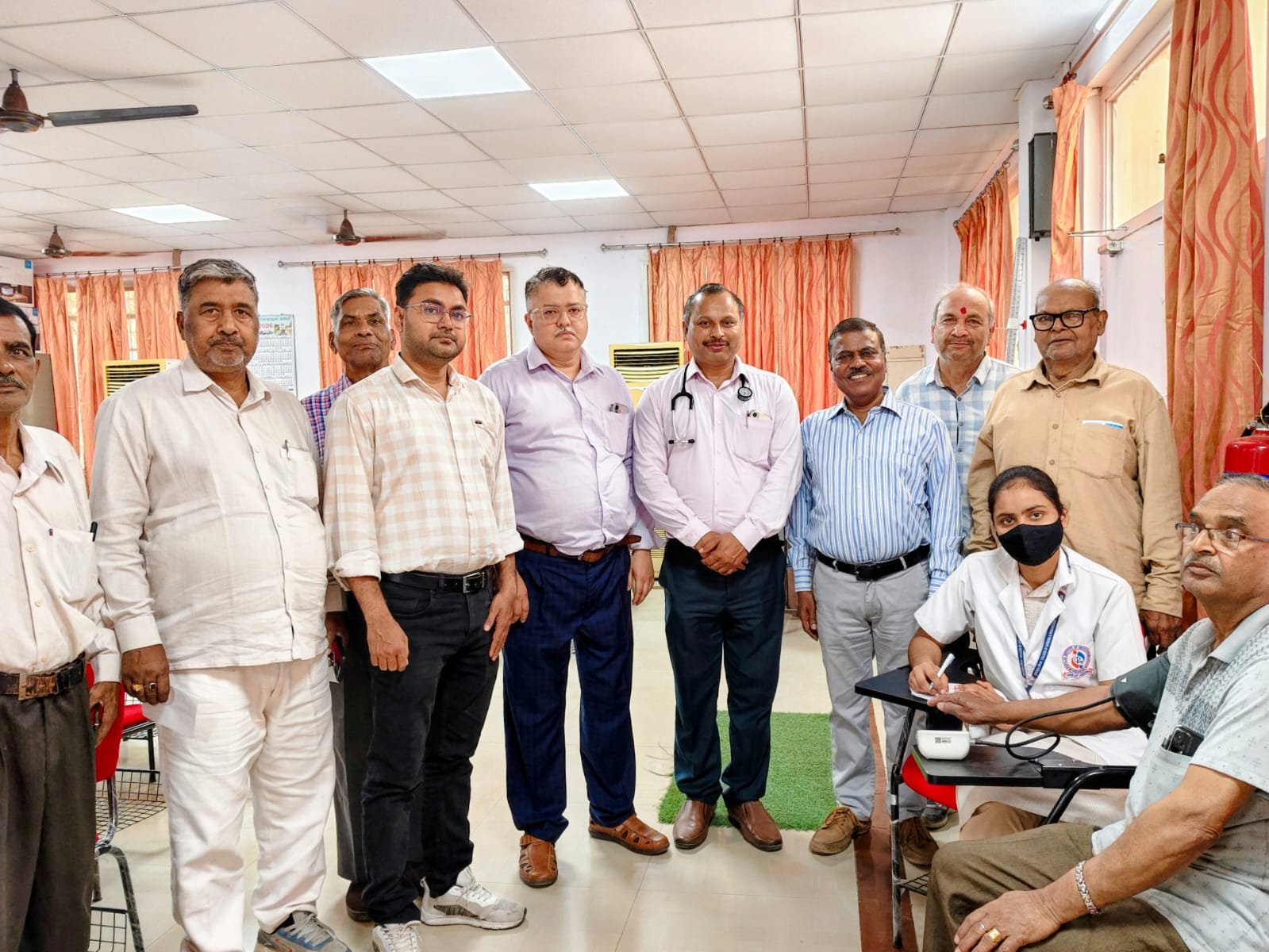 वाराणसी स्थित बनारस रेल इंजन कारखाना (बरेका) में वरिष्ठ नागरिकों के लिए विशेष स्वास्थ्य परीक्षण शिविर आयोजित किया गया, जिसमें वजन, बीएमआई, रक्तचाप, रक्त शर्करा और बीएमडी जांच की गई। प्रमुख मुख्य चिकित्सा अधिकारी डॉ. देवेश कुमार के नेतृत्व में वरिष्ठ नागरिकों को स्वास्थ्य संबंधी महत्वपूर्ण सलाह दी गई। वहीं 55वें राष्ट्रीय संरक्षा सप्ताह के अंतर्गत संरक्षा संगोष्ठी और जागरूकता कार्यक्रम भी आयोजित हुआ, जिसमें महाप्रबंधक आशुतोष पंत ने कर्मचारियों को सुरक्षित कार्य-संस्कृति अपनाने और दुर्घटना मुक्त कार्यस्थल बनाने का संदेश दिया।