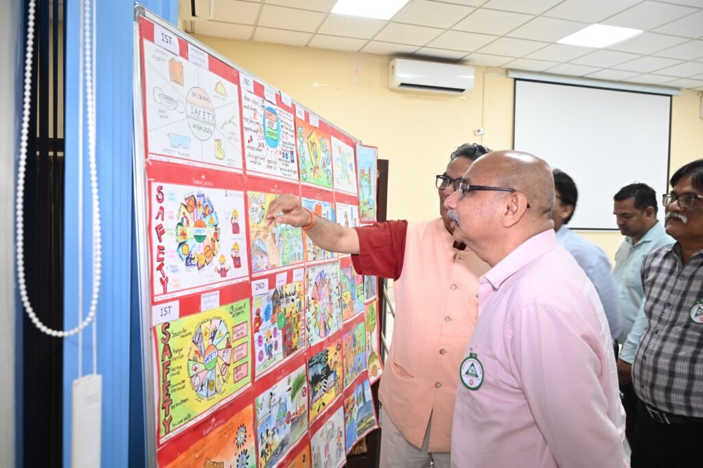 वाराणसी स्थित बनारस रेल इंजन कारखाना (बरेका) में वरिष्ठ नागरिकों के लिए विशेष स्वास्थ्य परीक्षण शिविर आयोजित किया गया, जिसमें वजन, बीएमआई, रक्तचाप, रक्त शर्करा और बीएमडी जांच की गई। प्रमुख मुख्य चिकित्सा अधिकारी डॉ. देवेश कुमार के नेतृत्व में वरिष्ठ नागरिकों को स्वास्थ्य संबंधी महत्वपूर्ण सलाह दी गई। वहीं 55वें राष्ट्रीय संरक्षा सप्ताह के अंतर्गत संरक्षा संगोष्ठी और जागरूकता कार्यक्रम भी आयोजित हुआ, जिसमें महाप्रबंधक आशुतोष पंत ने कर्मचारियों को सुरक्षित कार्य-संस्कृति अपनाने और दुर्घटना मुक्त कार्यस्थल बनाने का संदेश दिया।