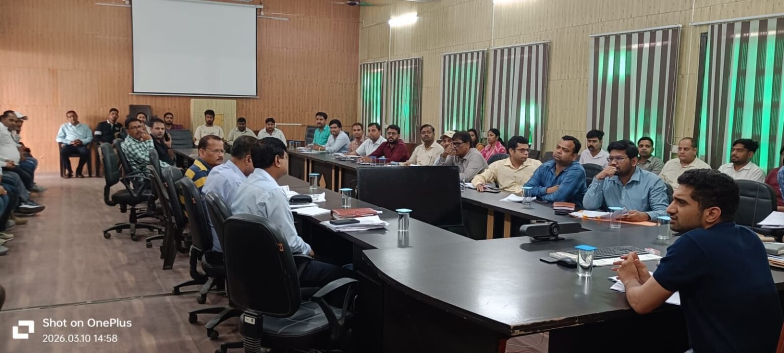 वाराणसी में संभावित भीषण गर्मी को देखते हुए नगर निगम ने जलापूर्ति व्यवस्था मजबूत करने की तैयारी तेज कर दी है। नगर आयुक्त हिमांशु नागपाल ने समीक्षा बैठक में 31 मार्च तक शहर के 541 कुओं की सफाई और सुंदरीकरण के निर्देश दिए। साथ ही ट्यूबवेल और पंपिंग स्टेशनों की तकनीकी जांच तथा शहर में वाटर कूलरों की संख्या बढ़ाने पर जोर दिया।