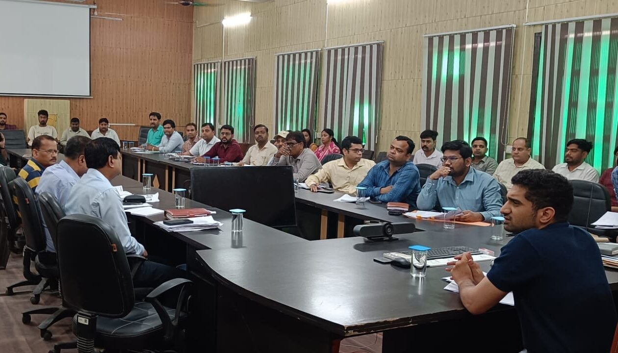 वाराणसी में संभावित भीषण गर्मी को देखते हुए नगर निगम ने जलापूर्ति व्यवस्था मजबूत करने की तैयारी तेज कर दी है। नगर आयुक्त हिमांशु नागपाल ने समीक्षा बैठक में 31 मार्च तक शहर के 541 कुओं की सफाई और सुंदरीकरण के निर्देश दिए। साथ ही ट्यूबवेल और पंपिंग स्टेशनों की तकनीकी जांच तथा शहर में वाटर कूलरों की संख्या बढ़ाने पर जोर दिया।