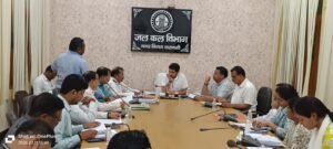 वाराणसी में नगर आयुक्त हिमांशु नागपाल ने जलकल विभाग की समीक्षा बैठक में 57 वार्डों में पुरानी पेयजल पाइपलाइन बदलने की कार्ययोजना तैयार करने के निर्देश दिए। आईजीआरएस और 311 पर प्राप्त शिकायतों का 72 घंटे में निस्तारण होगा। साथ ही सीवर चेम्बरों की जियोटैग फोटो सहित ऑनलाइन मॉनिटरिंग और सार्वजनिक स्थानों पर वाटर कूलर लगाने की योजना पर भी जोर दिया।