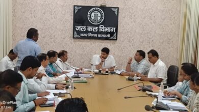 वाराणसी में नगर आयुक्त हिमांशु नागपाल ने जलकल विभाग की समीक्षा बैठक में 57 वार्डों में पुरानी पेयजल पाइपलाइन बदलने की कार्ययोजना तैयार करने के निर्देश दिए। आईजीआरएस और 311 पर प्राप्त शिकायतों का 72 घंटे में निस्तारण होगा। साथ ही सीवर चेम्बरों की जियोटैग फोटो सहित ऑनलाइन मॉनिटरिंग और सार्वजनिक स्थानों पर वाटर कूलर लगाने की योजना पर भी जोर दिया।