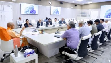 मुख्यमंत्री योगी आदित्यनाथ ने प्रदेश में एलपीजी गैस की निर्बाध आपूर्ति सुनिश्चित करने के निर्देश दिए हैं। उन्होंने कहा कि गैस को लेकर अफवाहों से बचाया जाए और उपभोक्ताओं को समय पर सिलेंडर मिले। कालाबाजारी या जमाखोरी करने वालों के खिलाफ सख्त कार्रवाई और एफआईआर दर्ज होगी। जरूरत पड़ने पर गैस एजेंसियों पर पुलिस तैनाती भी की जाएगी।