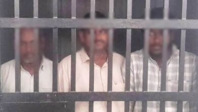 गोरखपुर में घरेलू गैस सिलेंडरों की कालाबाजारी का बड़ा खुलासा हुआ है। गीडा थाना पुलिस ने कार्रवाई करते हुए तीन आरोपियों को गिरफ्तार किया है। आरोप है कि आरोपी अवैध रूप से गैस सिलेंडर इकट्ठा कर निर्धारित कीमत से अधिक दामों पर बेच रहे थे। पूर्ति विभाग की तहरीर पर मुकदमा दर्ज कर आवश्यक वस्तु अधिनियम के तहत जांच और कार्रवाई जारी है।