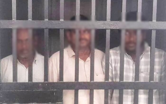 गोरखपुर में घरेलू गैस सिलेंडरों की कालाबाजारी का बड़ा खुलासा हुआ है। गीडा थाना पुलिस ने कार्रवाई करते हुए तीन आरोपियों को गिरफ्तार किया है। आरोप है कि आरोपी अवैध रूप से गैस सिलेंडर इकट्ठा कर निर्धारित कीमत से अधिक दामों पर बेच रहे थे। पूर्ति विभाग की तहरीर पर मुकदमा दर्ज कर आवश्यक वस्तु अधिनियम के तहत जांच और कार्रवाई जारी है।