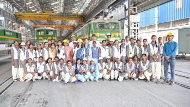 बनारस रेल इंजन कारखाना (बरेका) में गवर्नमेंट गर्ल्स डिग्री कॉलेज, बीएलडब्ल्यू की NSS छात्राओं ने शैक्षणिक भ्रमण किया। छात्राओं ने लोको टेस्ट शॉप, असेंबली शॉप, फ्रेम शॉप और ट्रक मशीन शॉप का अवलोकन कर आधुनिक विद्युत रेल इंजन निर्माण की प्रक्रिया, तकनीक और गुणवत्ता परीक्षण की जानकारी प्राप्त की। यह भ्रमण उनके लिए ज्ञानवर्धक और प्रेरणादायक रहा।